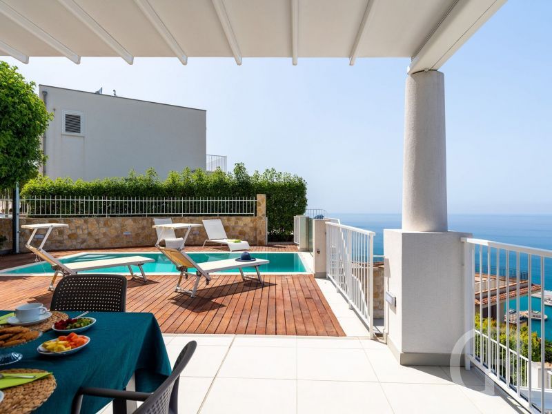 villa-vulcano-blick-auf-den-pool.jpg