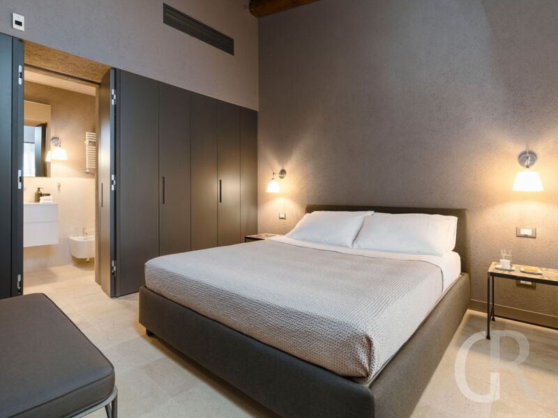 villa-zigulotto-grosses-schlafzimmer.jpg