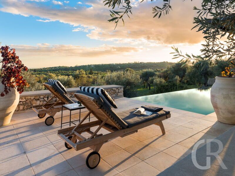 villa-zigulotto-sonnenlikegen-am-pool.jpg