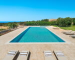 carrubi-pool-mit-sonnenliegen.jpg