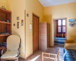casa-capperi-wohnraum-und-blick-ins-schlafzimmer.jpg