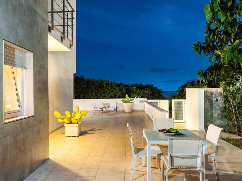 casa-contemplamare-1-abendliche-terrasse.jpg