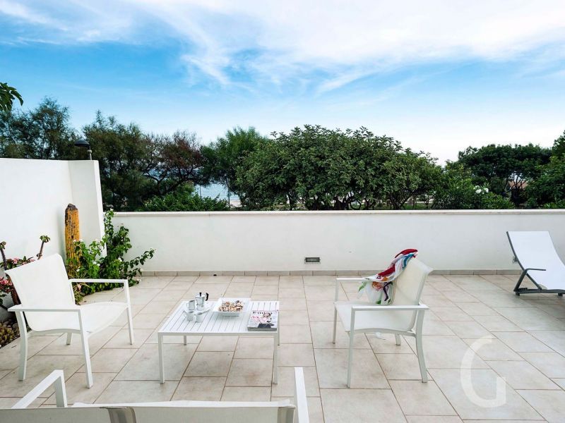 casa-contemplamare-1-sitzplatz-und-sonnenliegen.jpg