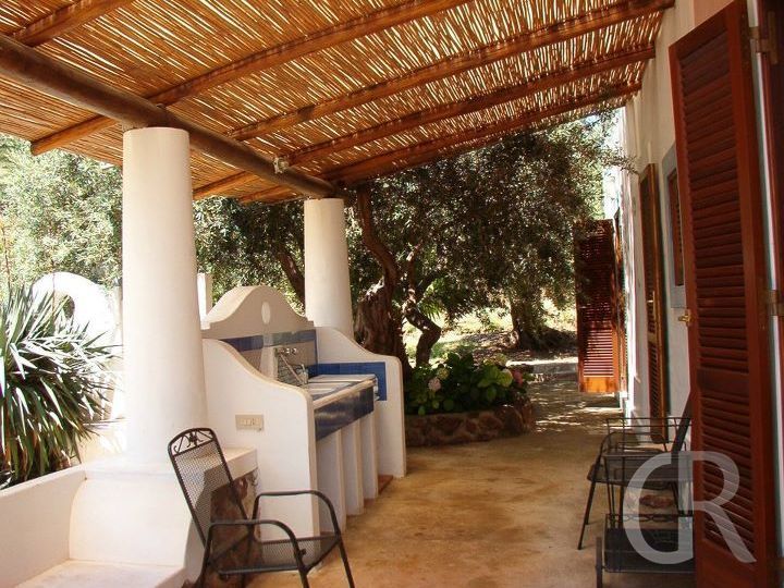 casa-eoliana-ueberdachte-terrasse-mit-sommerkueche.jpg