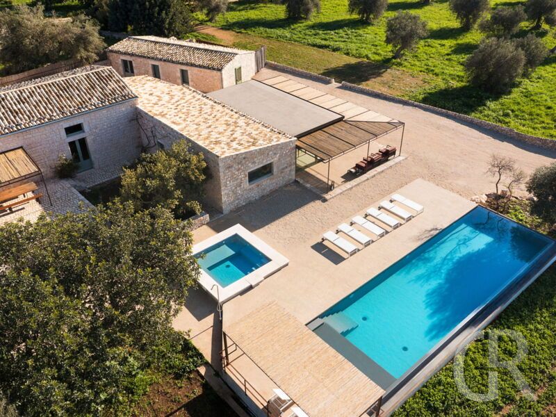 casa-ninetta-blick-aus-der-luft-auf-haus-und-pool.jpg