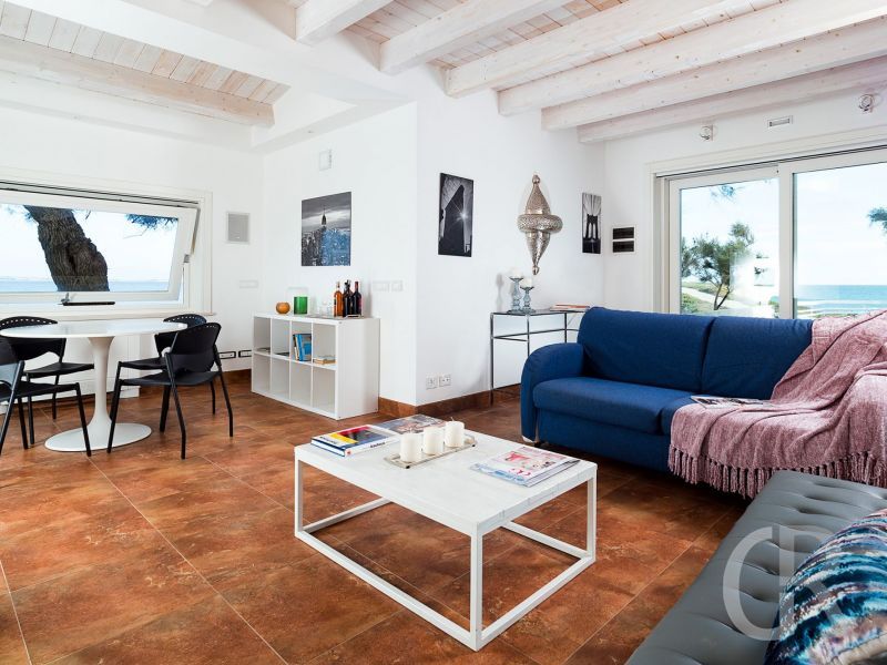 ferienhaus-baia-mar-wohnraum-mit-sofa.jpg