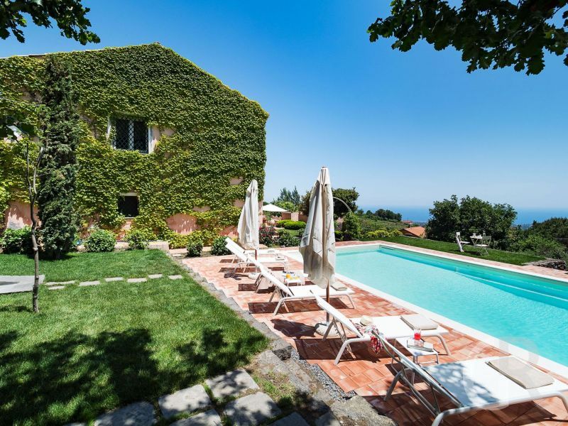 ferienhaus-capinera-sonnenterrasse-am-pool.jpg