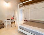 ferienhaus-dimora-pura-bett-im-schlafzimmer.jpg