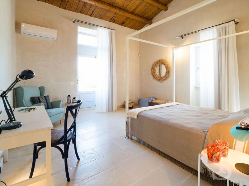 ferienhaus-dimora-pura-schlafzimmer-mit-sekretaer.jpg