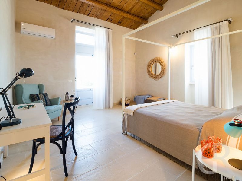 ferienhaus-dimora-pura-schlafzimmer-mit-sekretaer.jpg