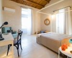 ferienhaus-dimora-pura-schlafzimmer-mit-sekretaer.jpg