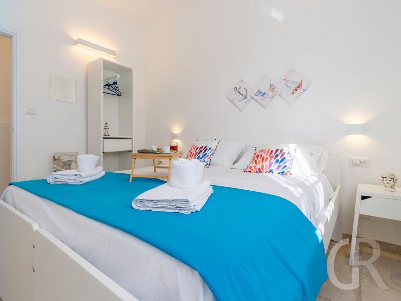 ferienhaus-edone-schlafraum-mit-doppelbett.jpg