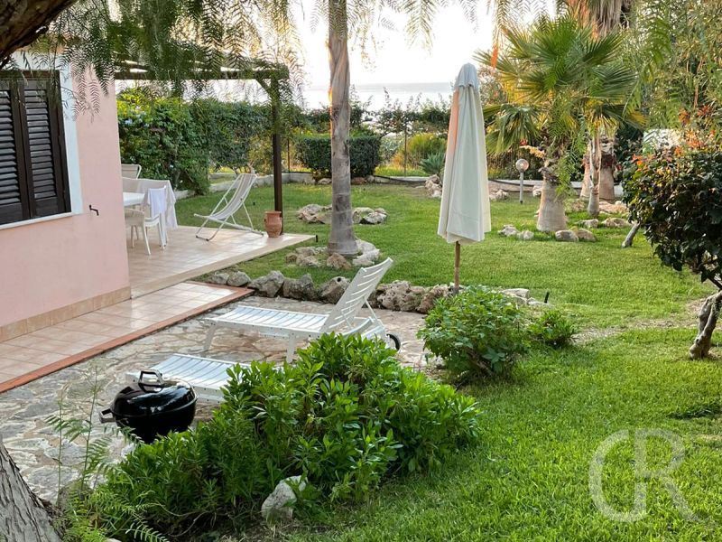 ferienhaus-levante-seitlicher-garten.jpg