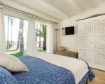ferienhaus-marinella-schlafzimmer-mit-blick-in-den-garten.jpg