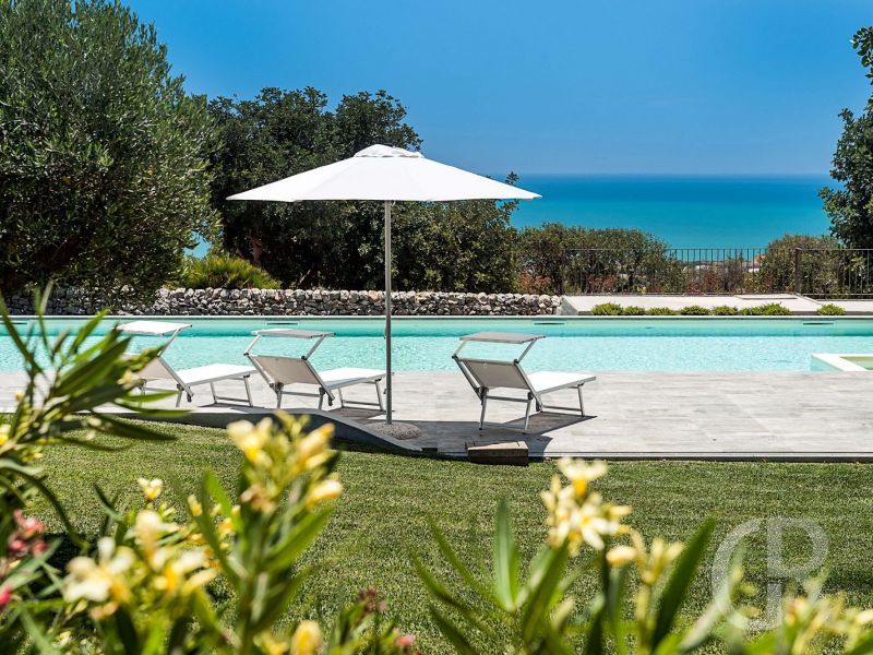 ferienhaus-ulivi-sonnenliegen-am-pool.jpg