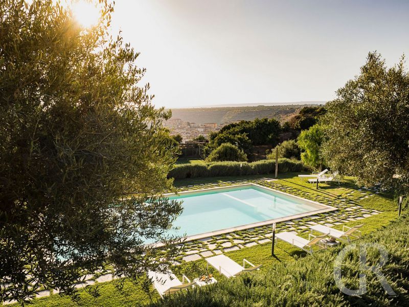 ferienhaus-villa-dorata-pool-mit-sonnenliegen.jpg