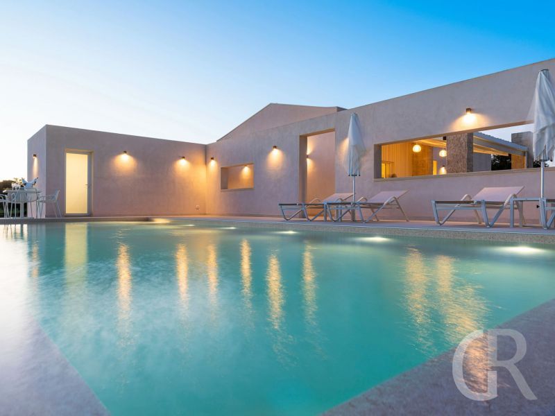 ferienhaus-villa-mora-schwimmbad-am-abend.jpg
