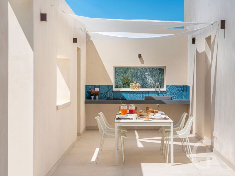 ferienhaus-villa-mora-sommerkueche-mit-essplatz4.jpg