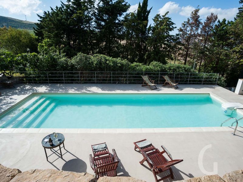 ferienvilla-marietta-pool-mit-sonnenliegen.jpg