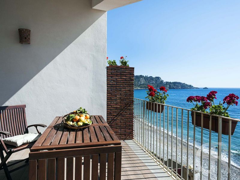 ferienwohnung-alyssa-tisch-auf-dem-balkon.jpg