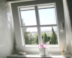ferienwohnung-anita-blick-durchs-fenster.png