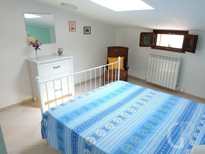 ferienwohnung-antonio-kommode-und-doppelbett-im-schlafzimmer.JPG