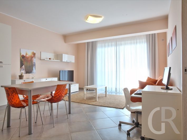 ferienwohnung-arance-esstisch-mit-grossem-fenster-zur-terrasse.jpg