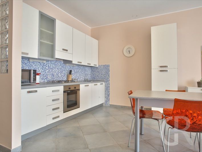 ferienwohnung-arance-moderne-einbaukueche-mit-essplatz.jpg