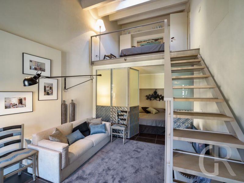 ferienwohnung-aristotele-aufgang-zur-galerie.jpg