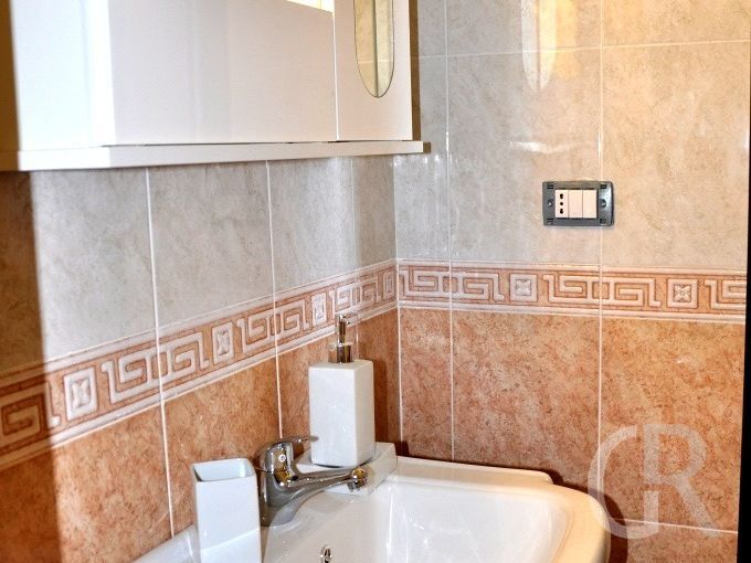 ferienwohnung-corrado-waschbecken-mit-spiegel.JPG