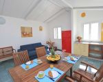 ferienwohnung-dedalo-esstisch-im-wohnbefreich.jpg