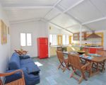 ferienwohnung-dedalo-wohnbereich-mit-sofa-und-esstisch.jpg