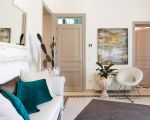 ferienwohnung-dimora-sofa-im-wohnraum.jpg
