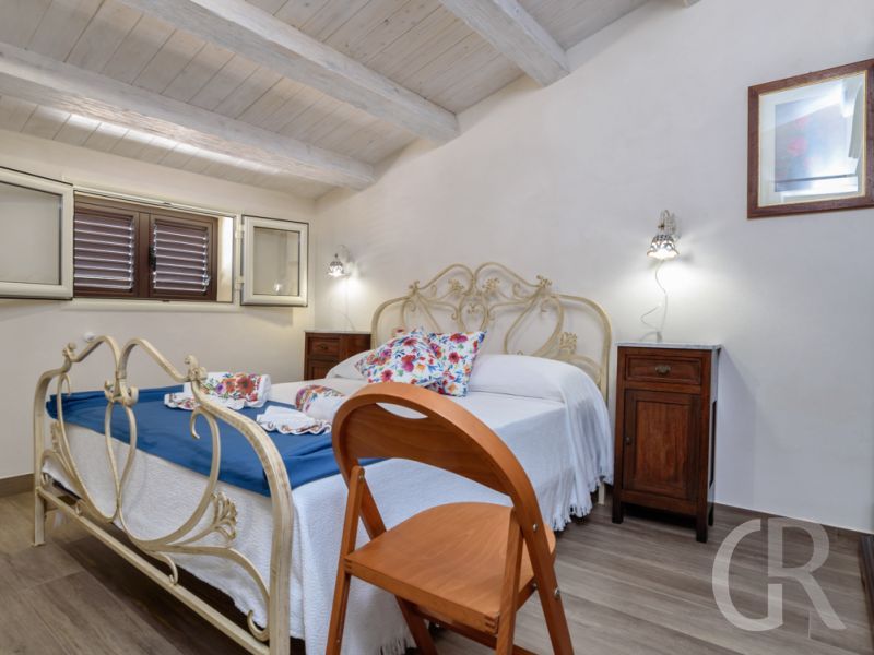 ferienwohnung-ducezio-schlafraum-mit-doppelbett.jpg
