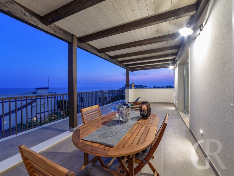 ferienwohnung-ducezio-ueberdachte-terrasse-am-abend.jpg