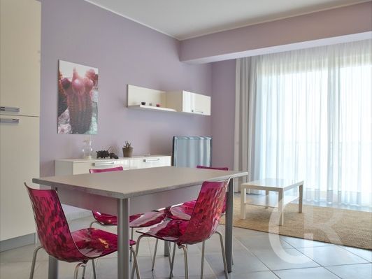 ferienwohnung-glicine-esstisch-und-ausgang-auf-den-balkon.jpg