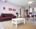 ferienwohnung-glicine-wohnbereich-mit-gemuetlichem-sofa.jpg