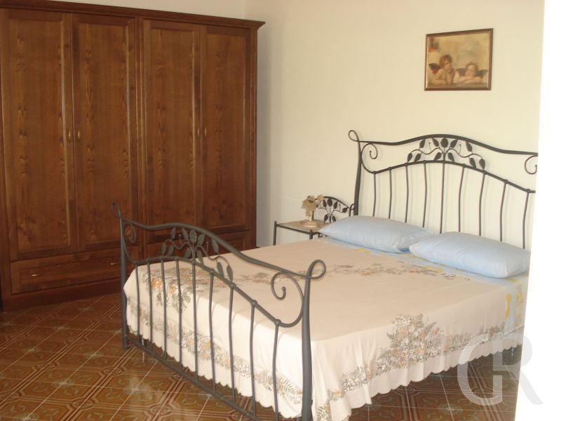 ferienwohnung-ina-doppelbett-und-kleiderschrank.JPG