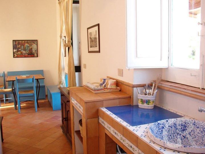 ferienwohnung-la-pagliera-kueche-und-esstisch.jpg