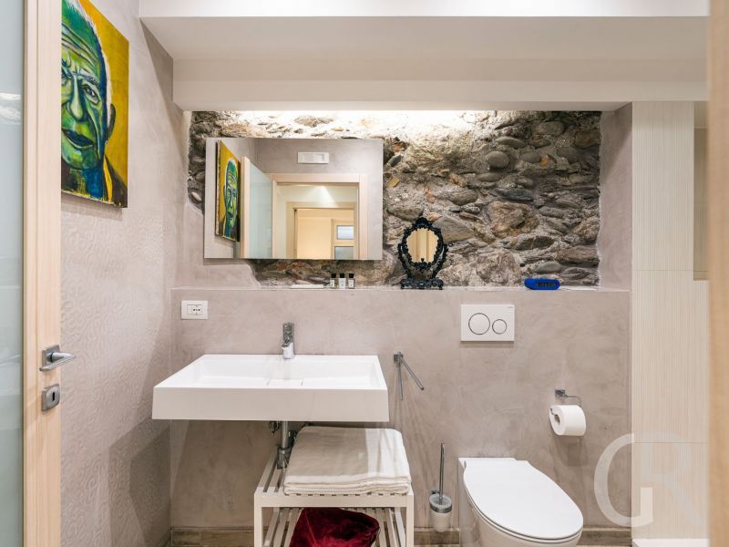 ferienwohnung-peppina-piccola-waschbecken-mit-spiegel.jpg
