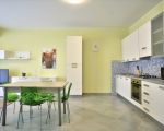 ferienwohnung-pistacchio-esstisch-mit-einbaukueche.jpg