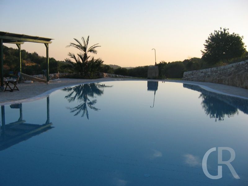 ferienwohnungen-donnafugata-pool-in-der-daemmerung.jpg