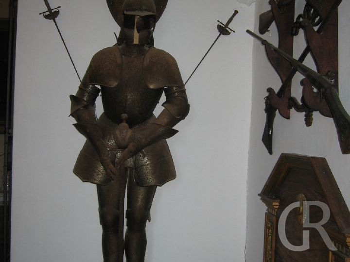 ritterruestung-im-castello.jpg
