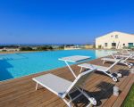 sonnenliegen-am-pool.jpg