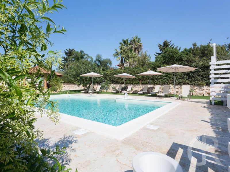 timparosa-pool-mit-sonnenschirmen.jpg
