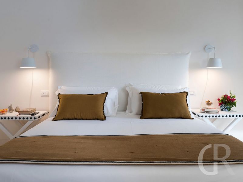 villa-acqua-marina-braun-weisses-schlafzimmer.jpg