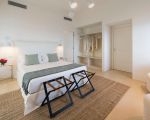 villa-acqua-marina-weiss-gruenes-schlafzimmer.jpg
