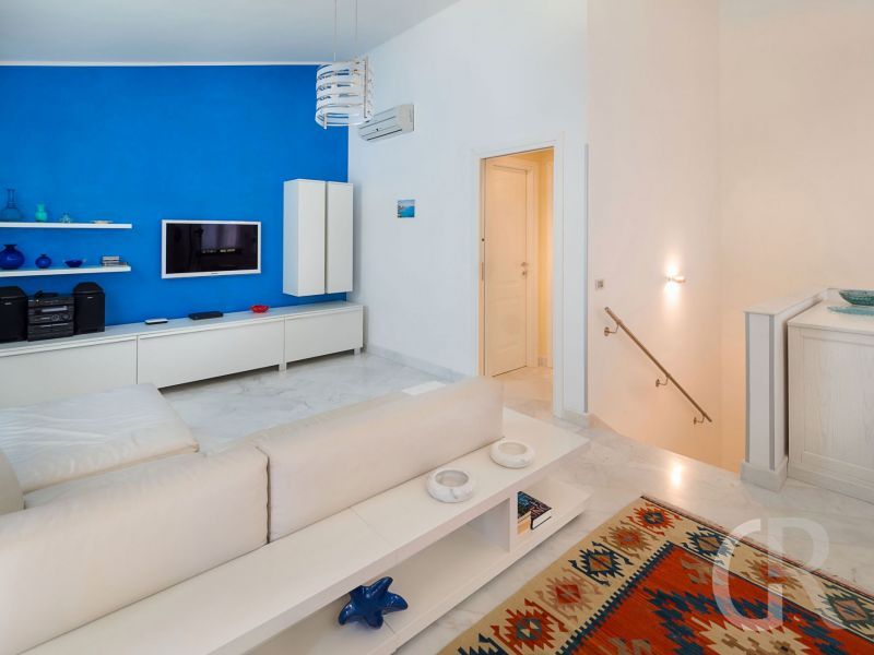 villa-afrodite-wohnzimmer-mit-treppe.jpg
