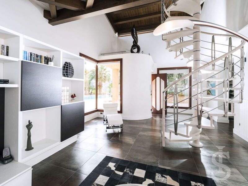 villa-agora-treppenaufgang-im-wohnbereich.jpg