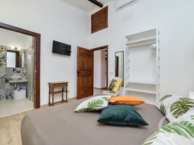 villa-amelia-blick-vom-schlafzimmer-ind-duschbad.jpg